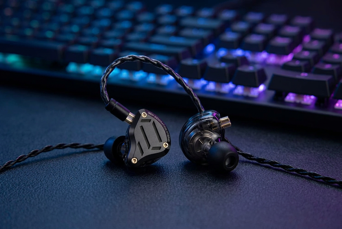 Căști IEM negre pentru gaming pe un birou cu tastatură iluminată RGB